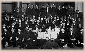 1905年工作人员拍照